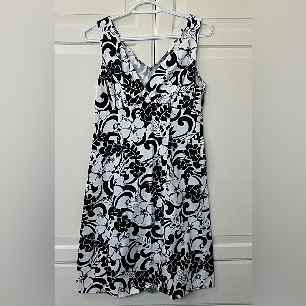 Sleeveless v-neck floral cotton dress